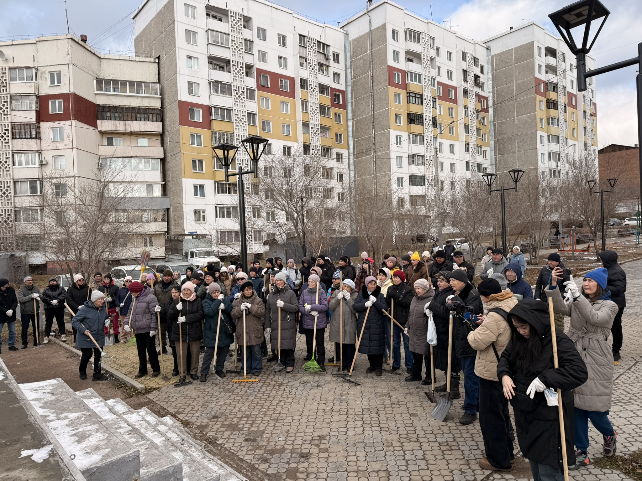 В сквере Сенчихина прошел ежегодный субботник