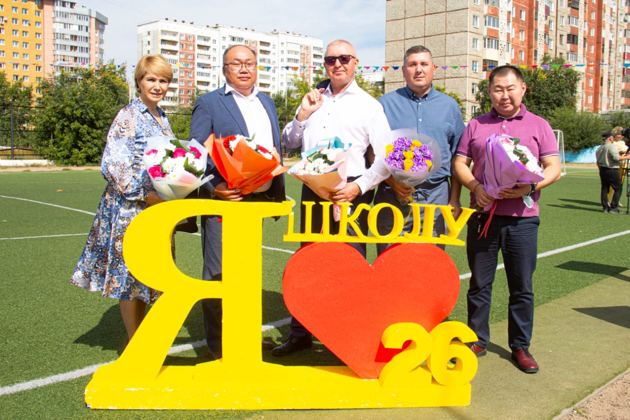 Вадим Бредний вручил первоклассникам канцелярские наборы