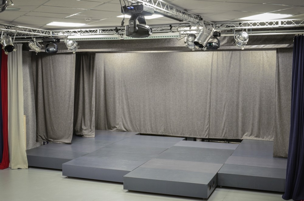 Изготовление и монтаж задника малой сцены