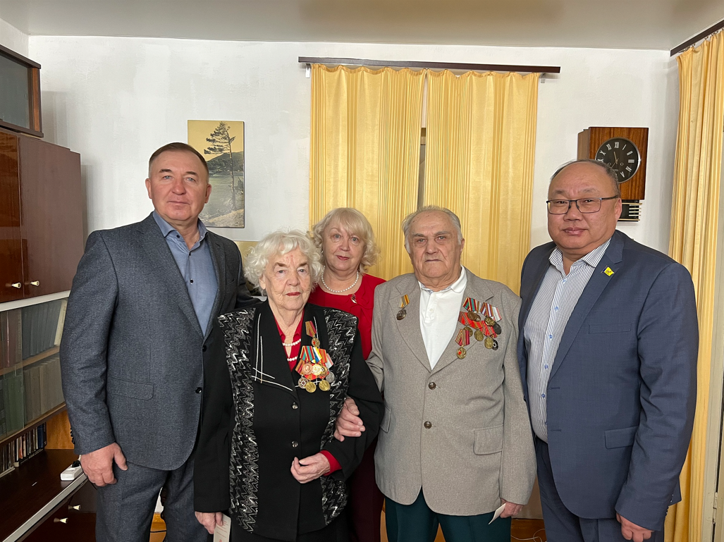 В преддверии празднования 80-летнего юбилея Победы в ВОВ наши депутаты Бредний В.В. и Дондубон Б.В. навестили тружеников тыла