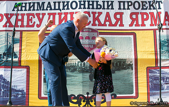 Руководитель ГК «Титан» Вадим Бредний поздравил Варвару Яцевич с приездом в Улан-Удэ Руководитель ГК «Титан» Вадим Бредний поздравил Варвару Яцевич с приездом в Улан-Удэ