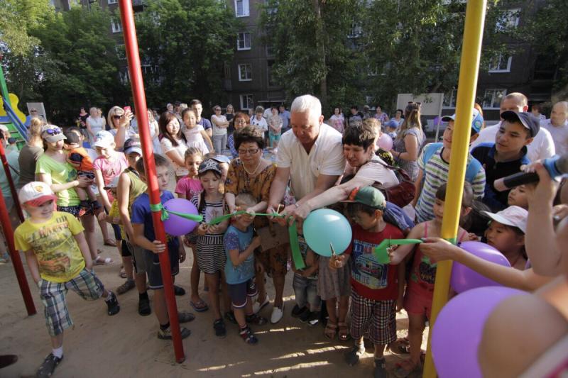 На округе депутата Вадим Бредний открыли детскую площадку 
