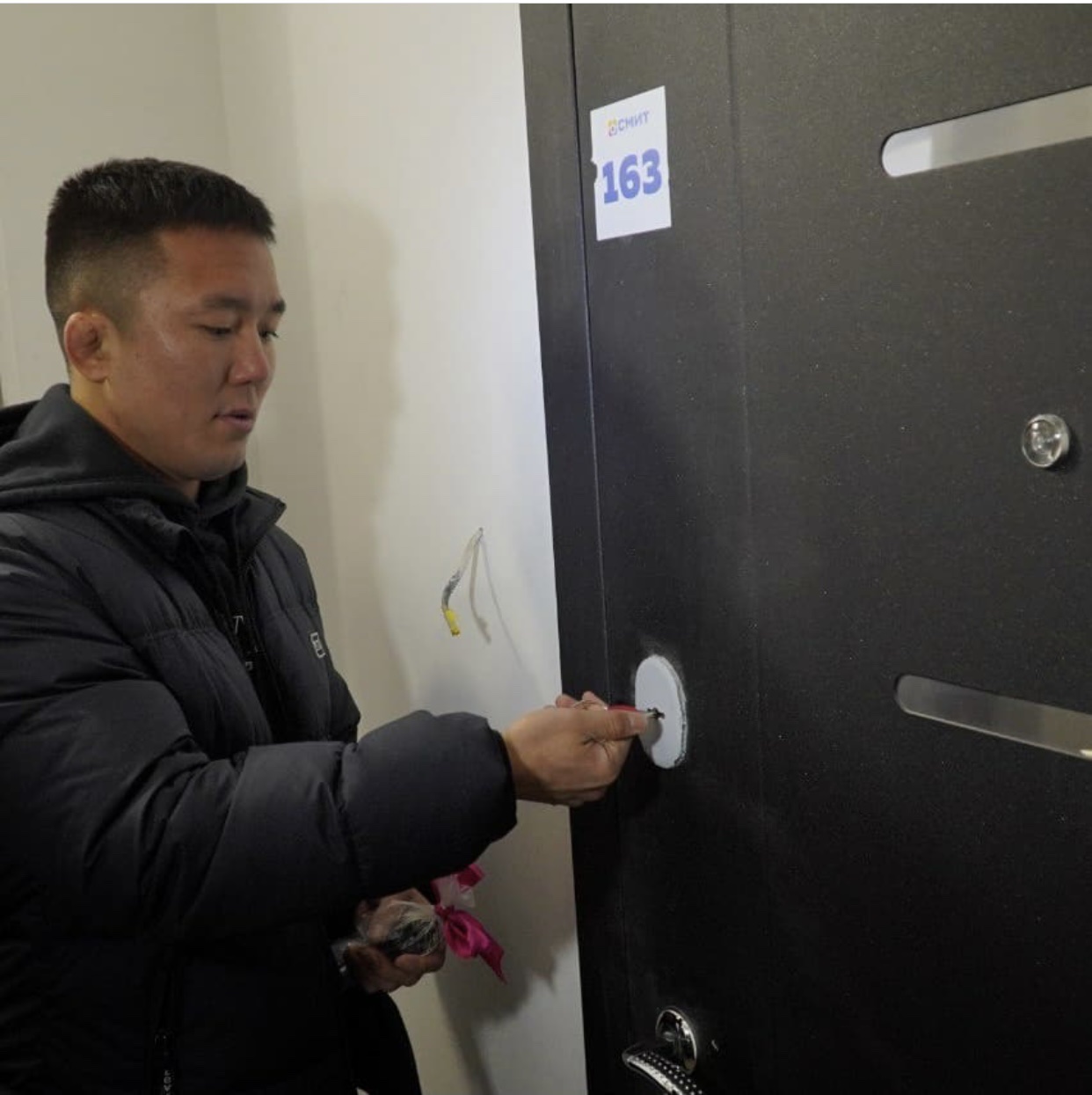 Евгению Жербаеву вручили ключи от квартиры 