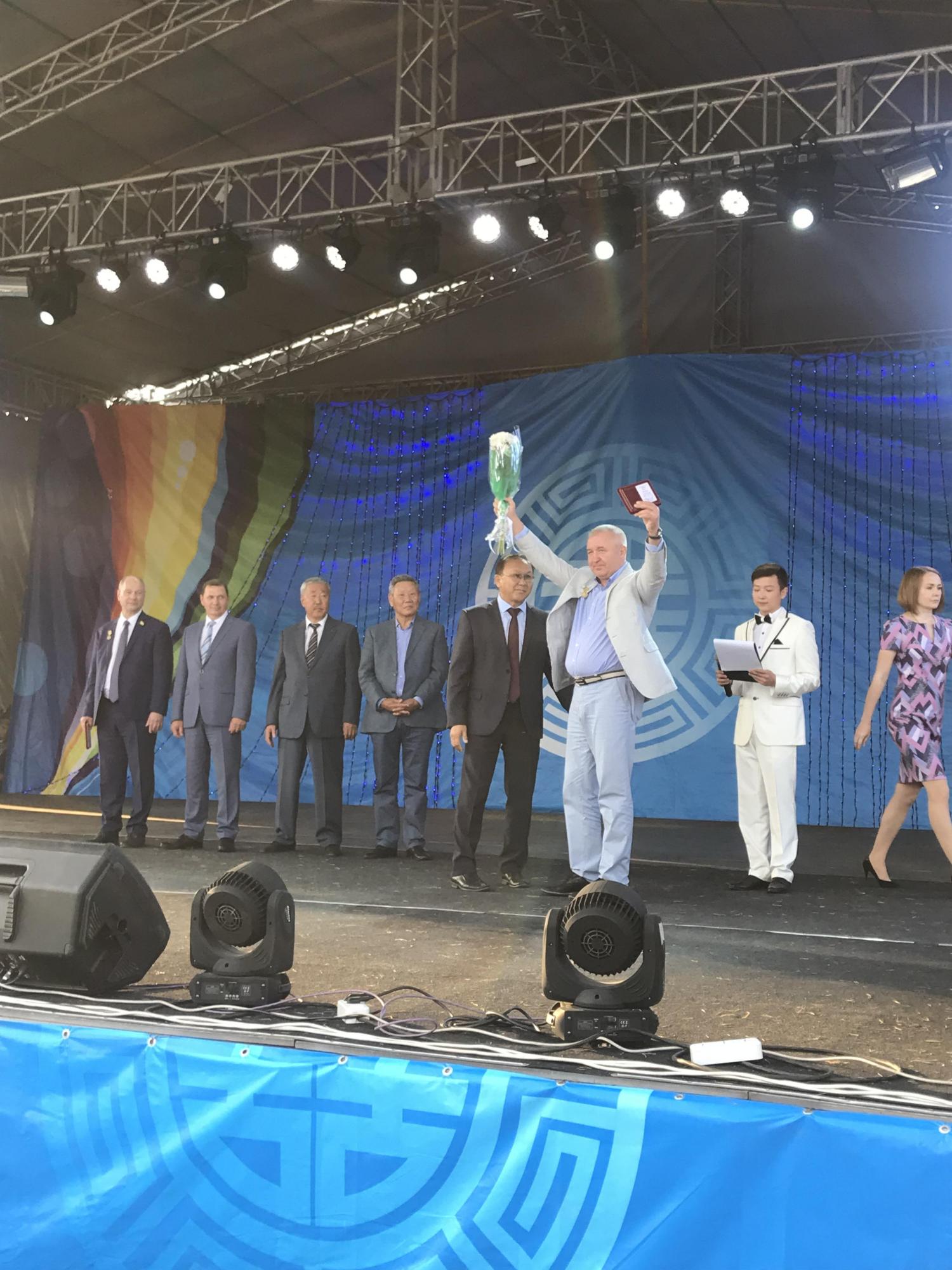 Руководитель ГК «Титан» В.Бредний удостоен награды «За вклад в развитие Железнодорожного района» Руководитель ГК «Титан» В.Бредний удостоен награды «За вклад в развитие Железнодорожного района»