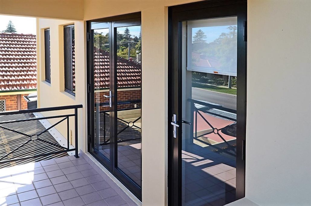 Изготовление и поставка алюминиевых дверей Изготовление и поставка алюминиевых дверей