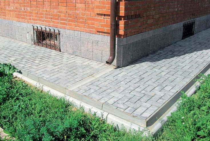 Поставка материалов и выполнение работ по устройству тротуарных дорожек