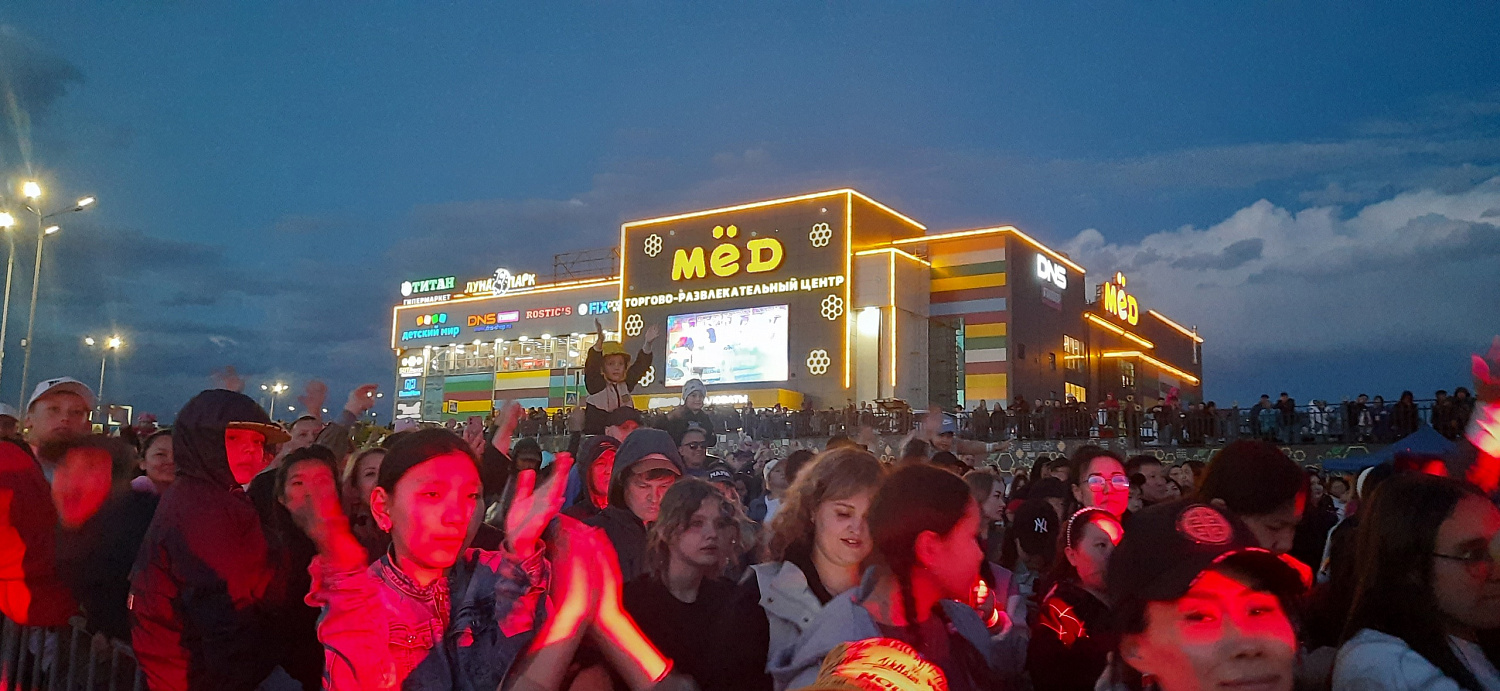«ТРЦ “Мед” отметил пятилетие с размахом: шоу, музыка, угощения и счастливые гости»